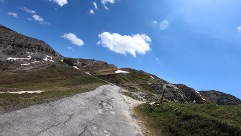 Ostrampe des Colle Fauniera. Kurz unterhalb der Passhöhe trifft man auf den unscheinbaren Colle Vallonetto – nur an einem einfachen Schild zu erkennen.