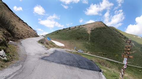 Die Abzweigung Richtung Nordrampe, hinunter nach Marmora – aus Sicht der Passhöhe des Colle Fauniera.