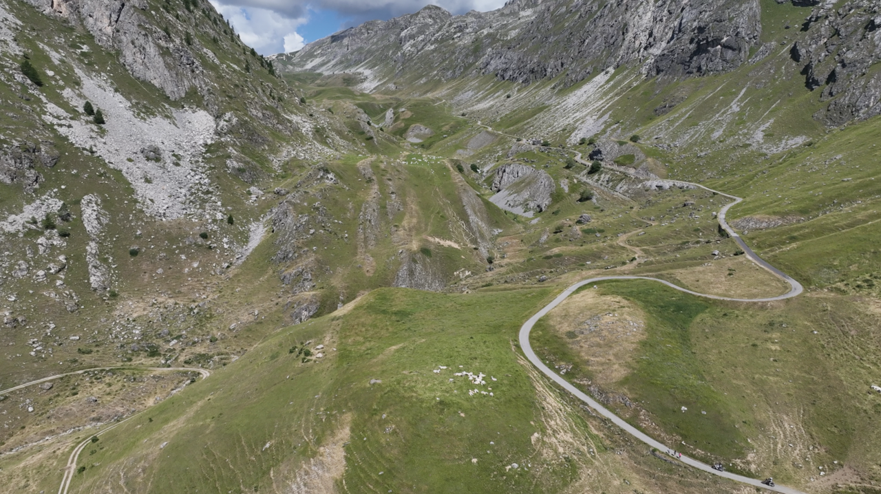 Die Südrampe des Colle Fauniera in Blickrichtung Maira-Stura-Gebiet.