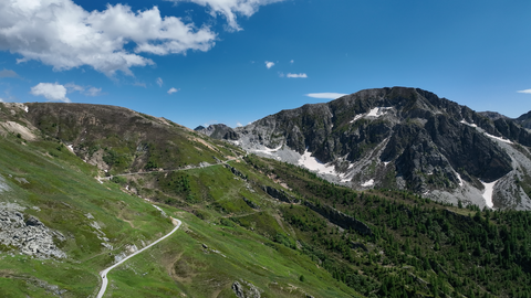 Die Nordrampe des Colle Fauniera. Die Straße führt über die, innerhalb eines Kilometers liegenden Alpenpässe Colle d'Esischie und Colle Vallonetto hinauf zur Passhöhe.