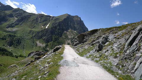 Die Straße der Ostrampe des Colle Fauniera ist im oberen Teilstück, ab dem Kloster San Magno, in keinem besonders guten Zustand.