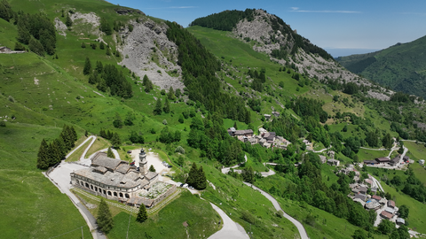 Auf der Ostrampe des Colle Fauniera steht das weithin bekannte Kloster San Magno. Ein Besuch des Klosters und ein Stopp im angeschlossenen Café lohnen.