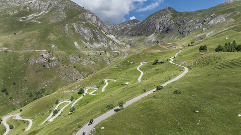 Die Südrampe des Colle Fauniera ist auf einem kleinen Teilstück nur einspurig zu befahren. Die Rampe nach unten führt über Serpentinen. Die Rampe nach oben führt über eine schmale 180-Grad-Kurve. Die Serpentinen sind geschottert.