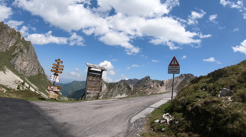 Kurz unterhalb der Passhöhe (Ostrampe) des Colle Fauniera mündet die Rampe von Marmora (Nordrampe) ein. Die Rampe führt über den Colle d'Esischie.