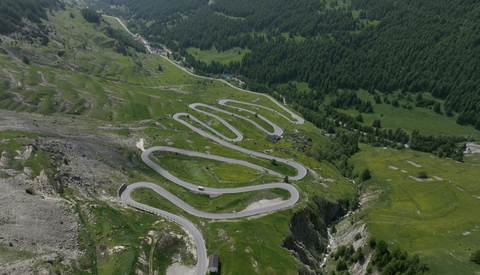 Ostrampe des Col de Larche oder Colle della Maddalena: 14 Kehren und Kurven dominieren diese Strecke.