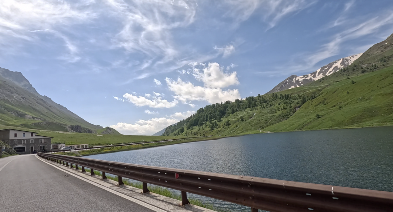 Blick auf den Lago della Maddalena, der unterhalb der Grenze, auf italienischer Seite liegt.
