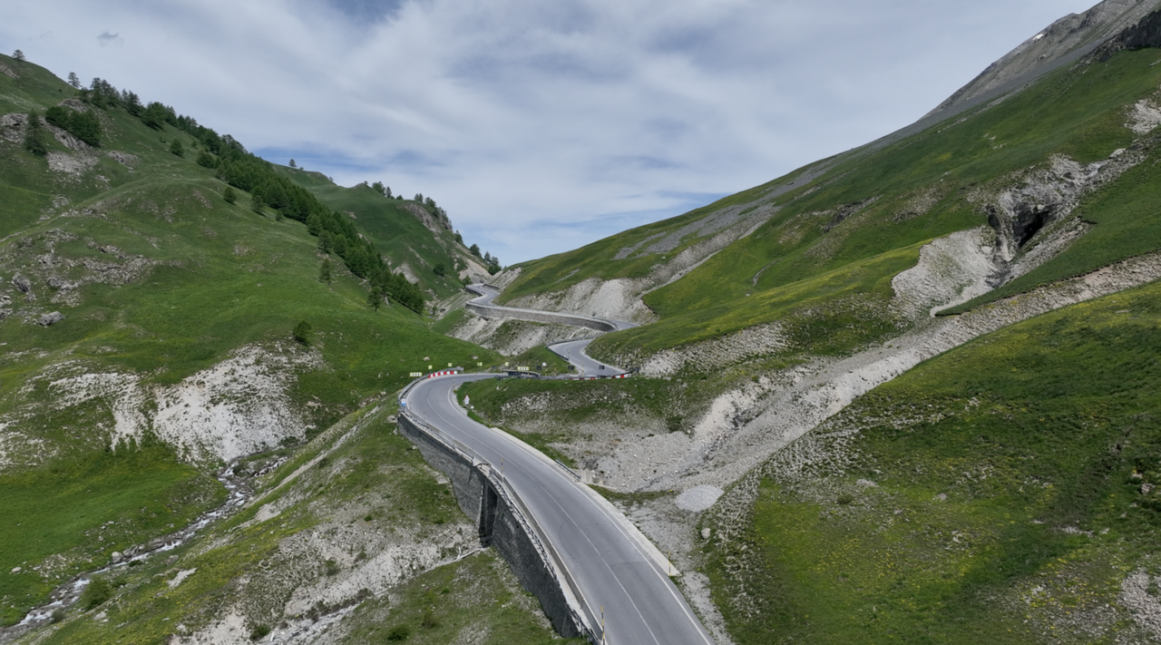 Der obere Streckenabschnitt der Ostrampe des Colle della Maddalena, kurz unterhalb des Lago.