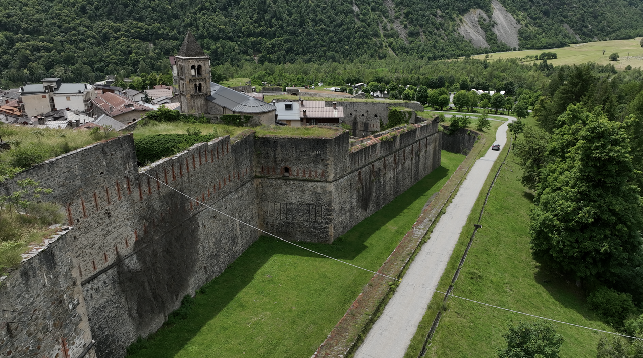 Das Forte Vinadio im Stura-Tal, östlich des Colle della Maddalena, ist einen Stopp wert. Das Forte liegt nur wenige Kilometer nach der Abzweigung zum Col de la Lombarde.