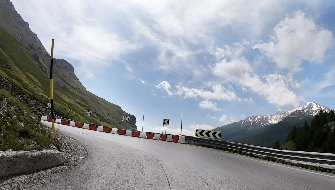 Die Ostrampe des Col de Larche, Colle della Maddalena, ist reinster Fahrspaß: kurvig aber stressfrei zu fahren.