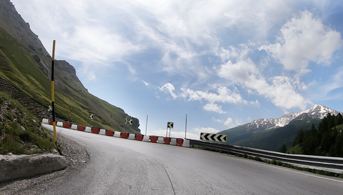 Die Ostrampe des Col de Larche, Colle della Maddalena, ist reinster Fahrspaß: kurvig aber stressfrei zu fahren.