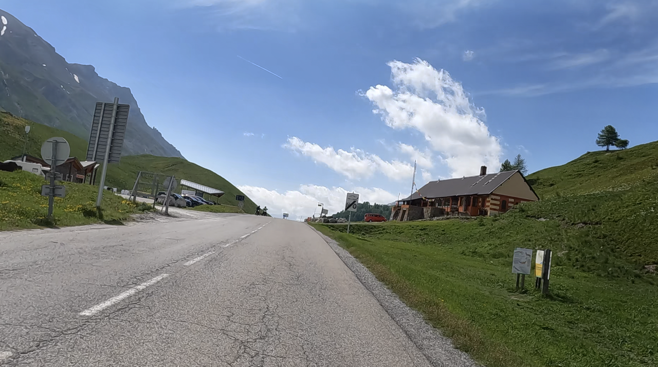 Die Passhöhe des Col de Larche – aus Sicht der Westrampe – ist breit ausgebaut, mit großem Parkplatz, Restaurants und Shops.