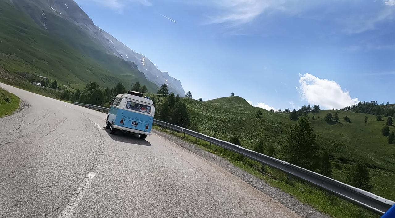 Die Westrampe des Col de Larche (Colle della Maddalena) ist geradliniger und breit ausgebaut. Für jedes Fahrzeug geeignet.