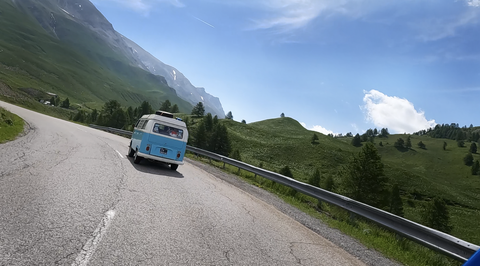 Die Westrampe des Col de Larche (Colle della Maddalena) ist geradliniger und breit ausgebaut. Für jedes Fahrzeug geeignet.