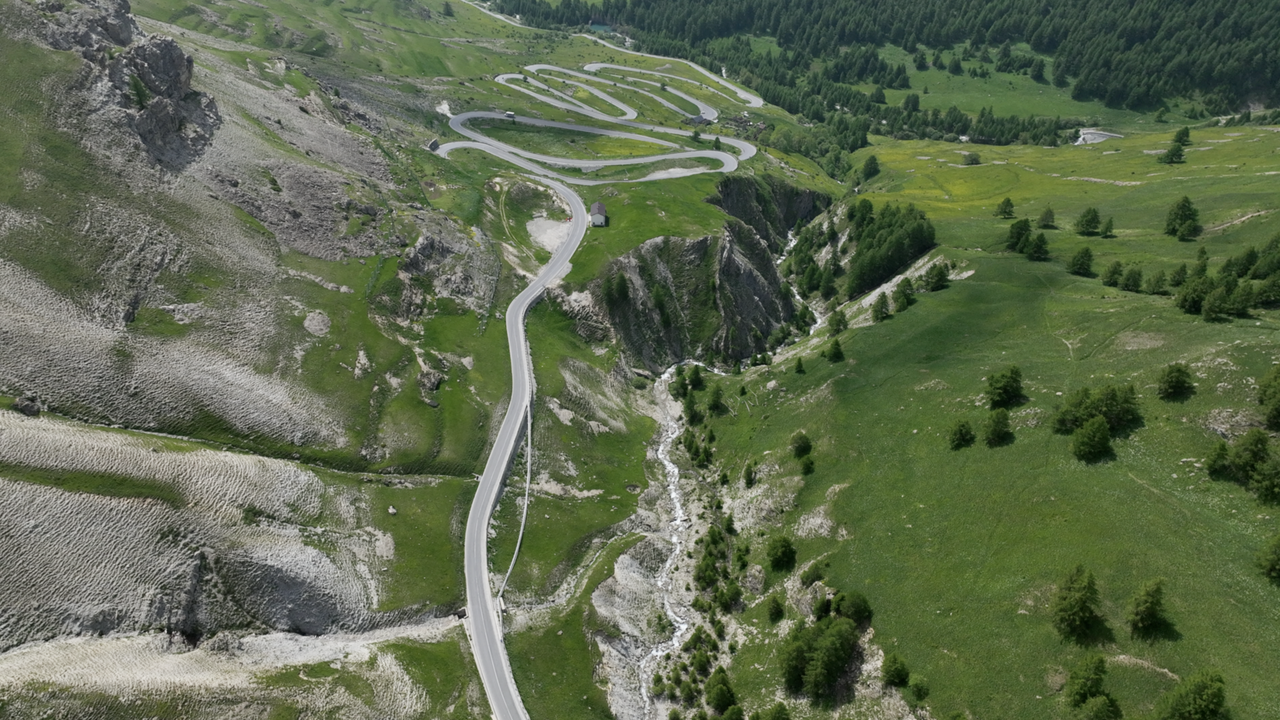 Blick Richtung Stura-Tal. Die Strecke führt weiter Richtung Vinadio und Abzweigung zum Col de la Lombarde.