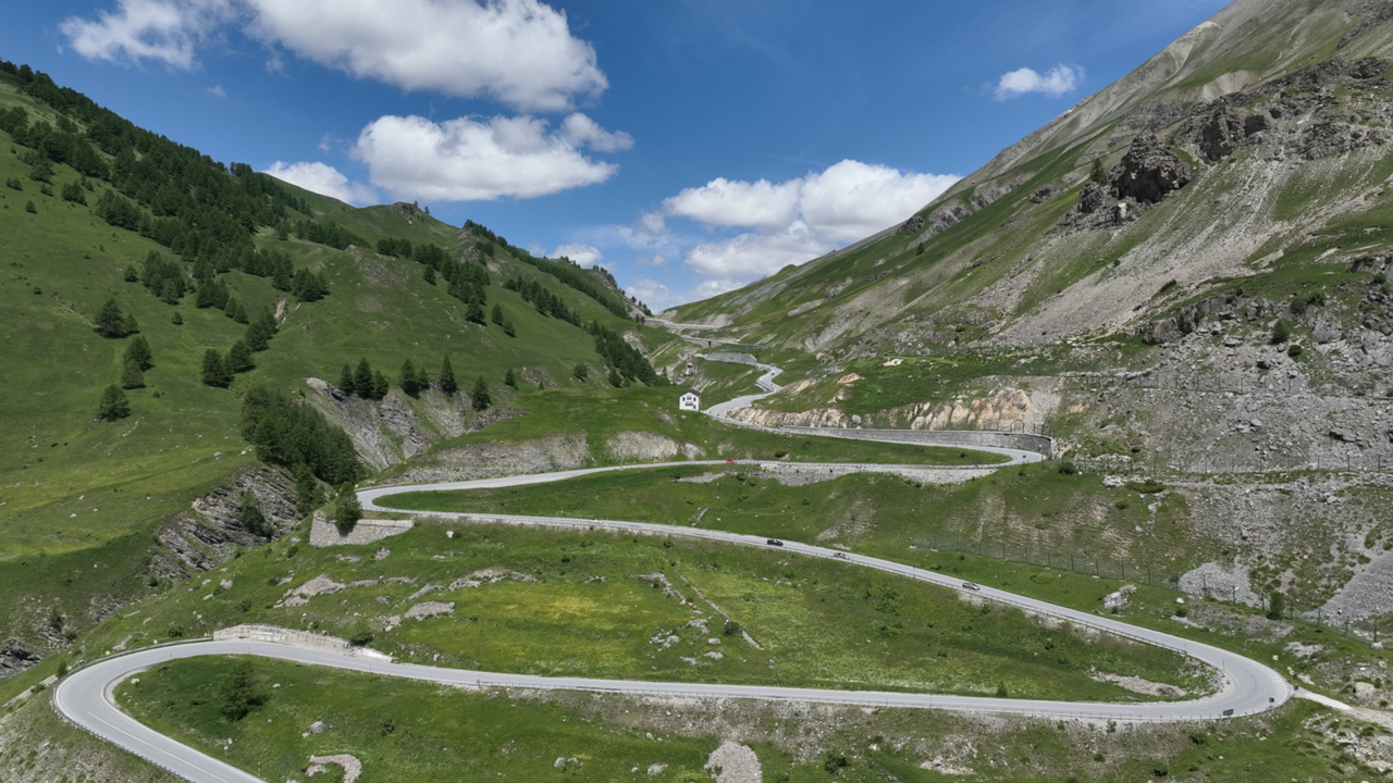 Der Col de Larche oder Colle della Maddalena, 1991 Meter hoch. Ein Alpenpass mit zwei "Gesichtern".