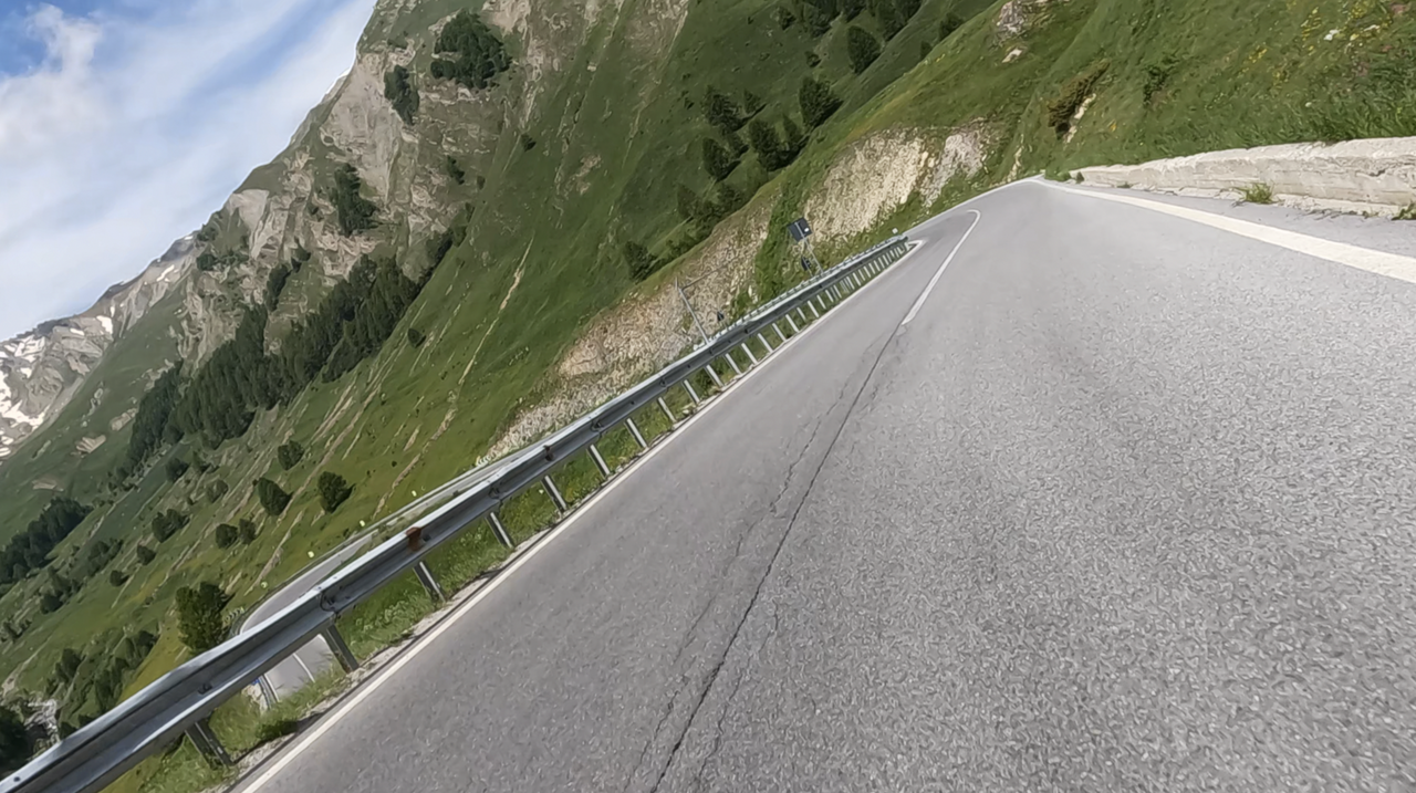 Die Ostrampe des Colle della Maddalena, 1991 Meter hoch. Die Strecke ist kurvig, aber gut ausgebaut.