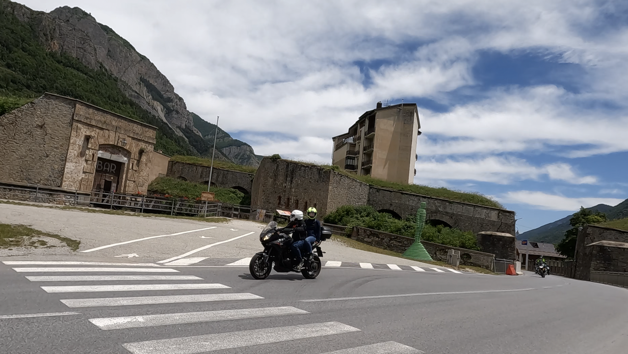 Das Forte Vinadio aus Richtung Colle della Maddalena. Die Landstraße führt hier durch das große Festungstor.