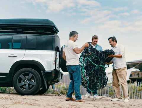 Land Rover DEFEnder_AWARDS_WINNERS_FRANCE_POLLUSUB_01_220126.jpg