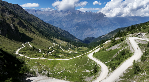 Blick auf die Rampe der Ostseite des Colle delle Finestre, von der Passhöhe aus. Etwa 60 Prozent der Strecke sind geschottert.
