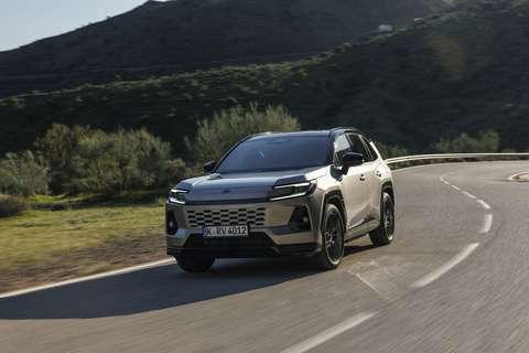 Toyota rav4-phev-avantgarde-bronze dynamic Fahraufnahme.jpg