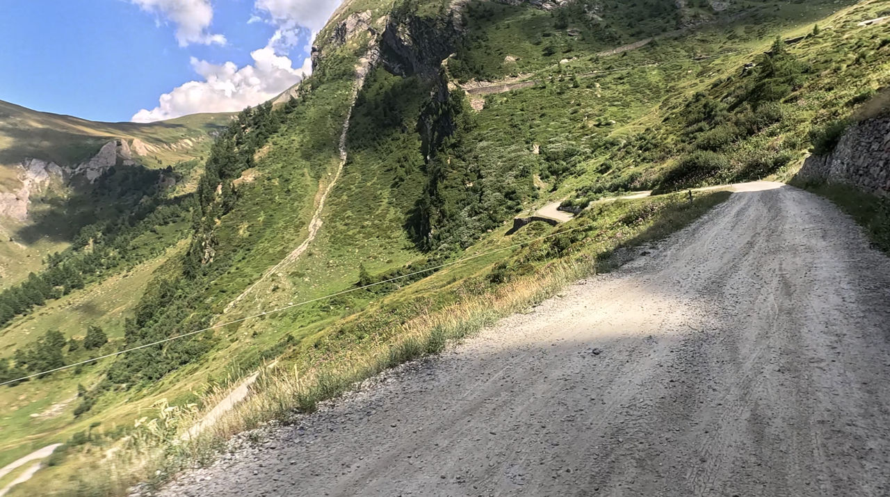 Colle delle Finestre, Ostrampe: Schotterstrecke, die mit einfachen Offroad-Kenntnissen zu fahren ist.