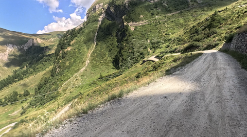 Colle delle Finestre, Ostrampe: Schotterstrecke, die mit einfachen Offroad-Kenntnissen zu fahren ist.