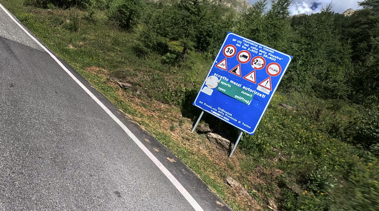 Cole delle Finestre, Westrampe: Nützliche Informationen über die Zufahrtsbeschränkungen. Mittwoch und Samstag ist die Ostrampe für motorisierte Fahrzeuge gesperrt.