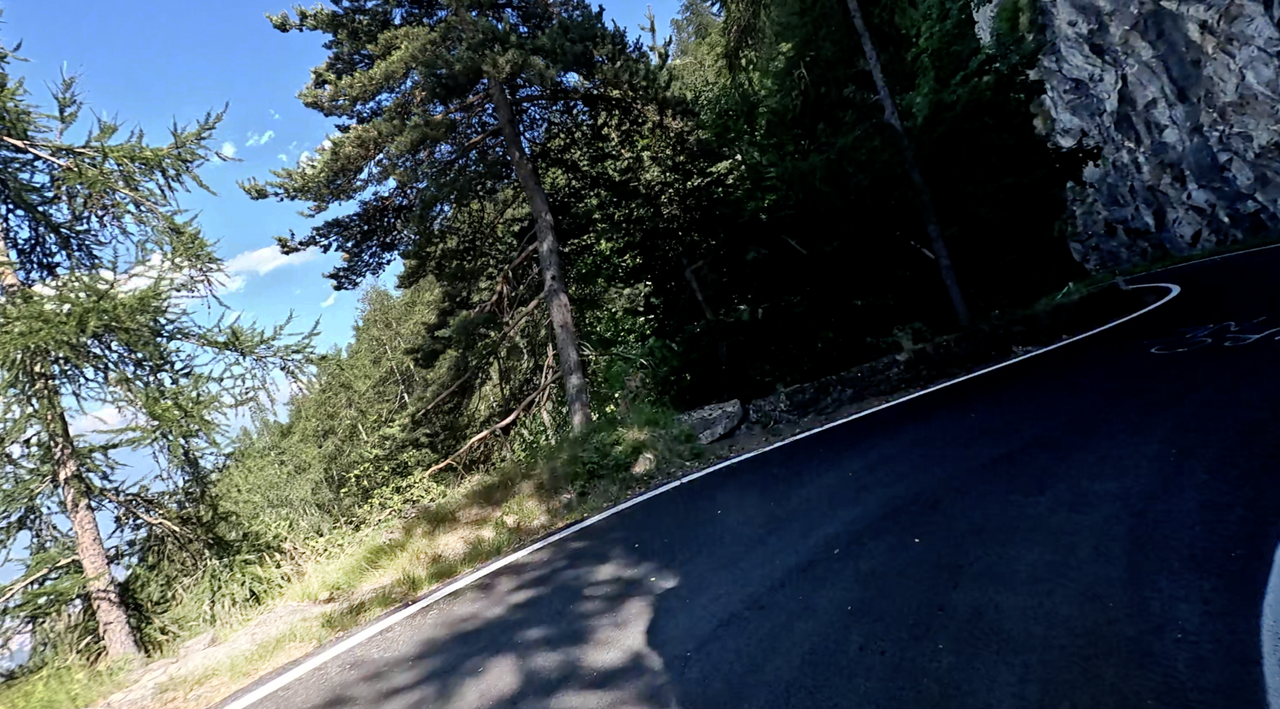Colle delle Finestre, Ostrampe: Der asphaltierte Teilbereich besteht fast ausschließlich aus Kurven.