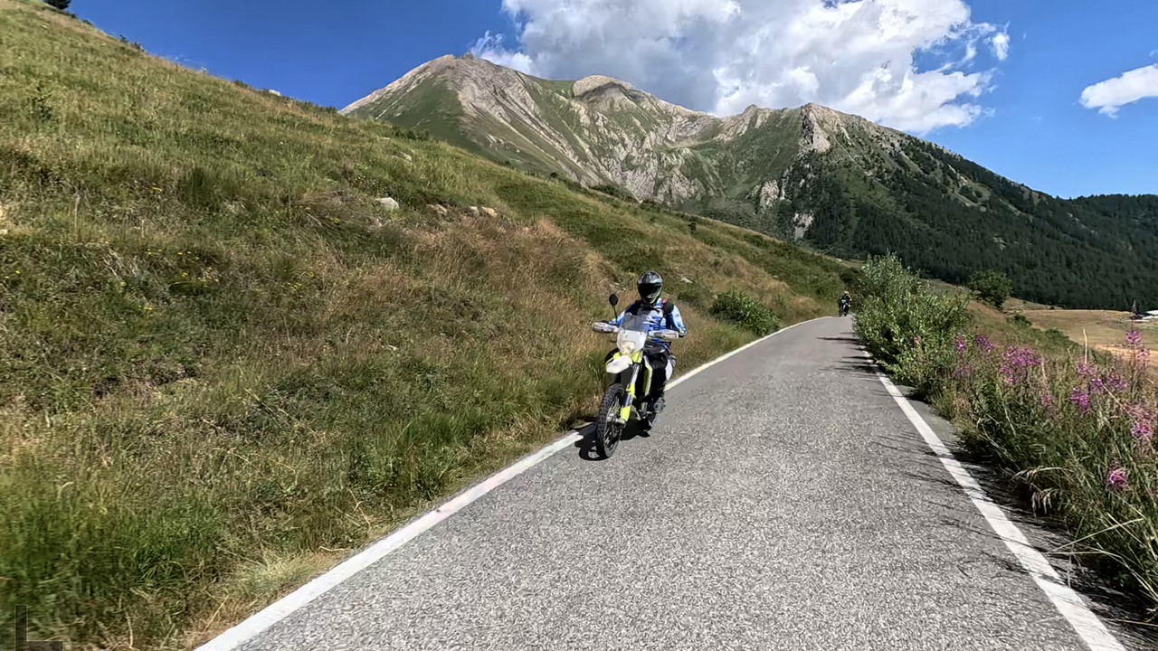 Die Westrampe des Colle delle Finestre ist einfach und zügig zu befahren.