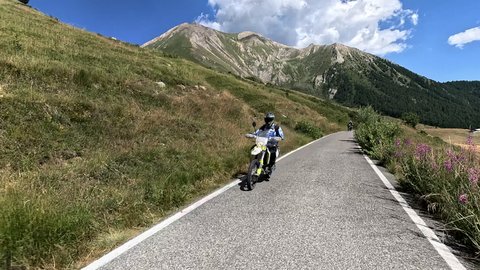 Die Westrampe des Colle delle Finestre ist einfach und zügig zu befahren.
