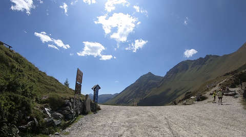 Blick auf die Passhöhe des Colle delle Finestre. Hier gibt es einen Parkplatz und Wanderwege.