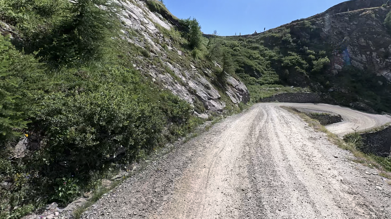 Die Schotterstrecke der Ostrampe des Colle delle Finestre ist etwa 8 Kilometer lang.