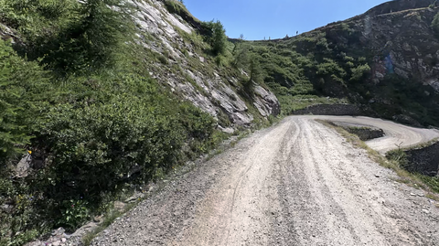 Die Schotterstrecke der Ostrampe des Colle delle Finestre ist etwa 8 Kilometer lang.