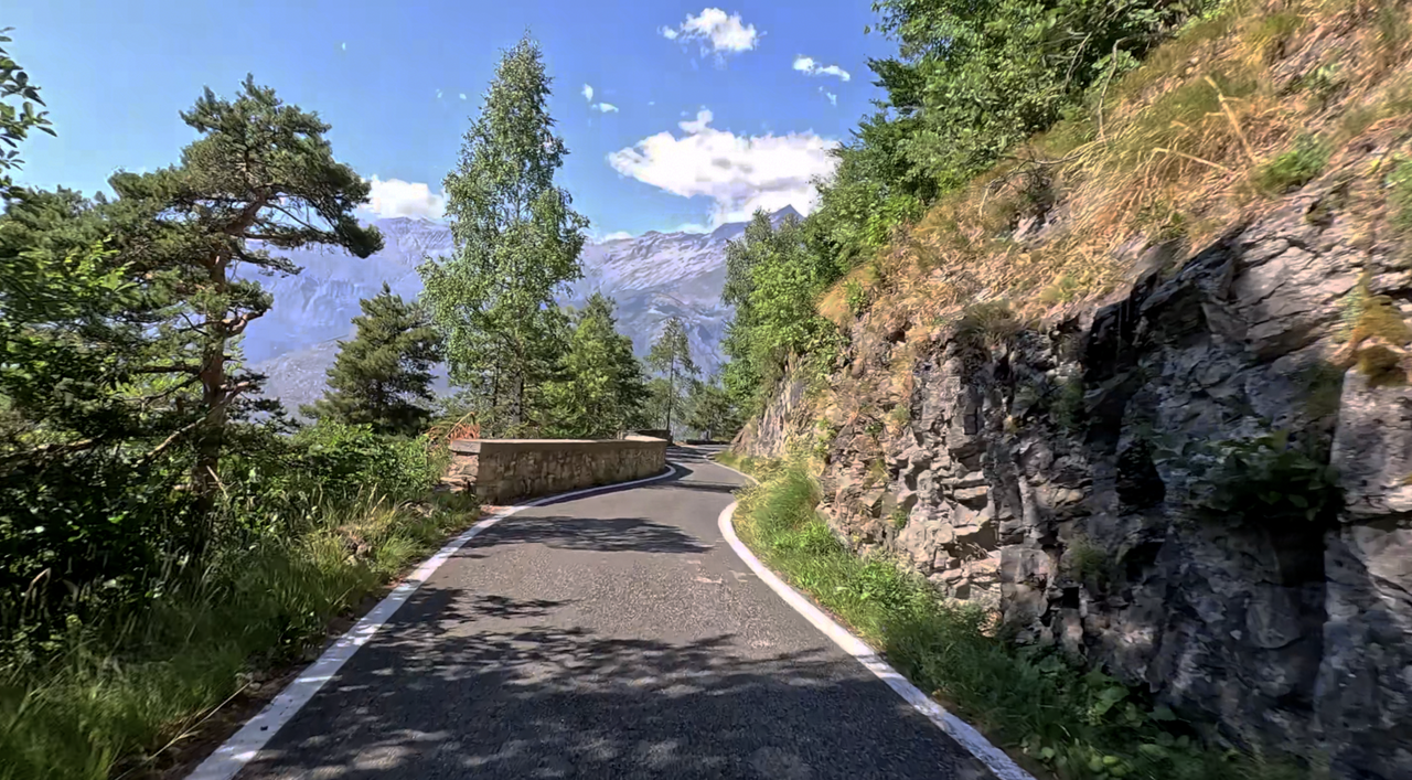 Obwohl die asphaltierte Strecke des Colle delle Finestre gut bewaldet ist ... es tun sich immer wieder Lücken mit fantastischen Ausblicken auf.