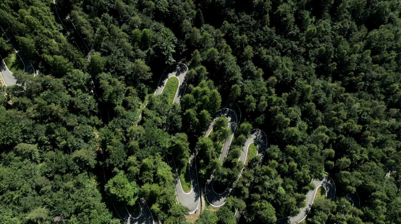 Serpentinen, Serpentinen und Serpentinen – genauer gesagt, 40 Kehren, allein im asphaltierten Teil der Ostrampe.