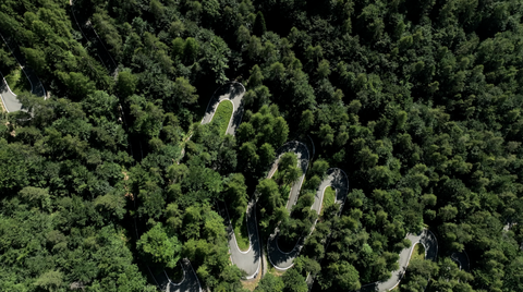 Serpentinen, Serpentinen und Serpentinen – genauer gesagt, 40 Kehren, allein im asphaltierten Teil der Ostrampe.