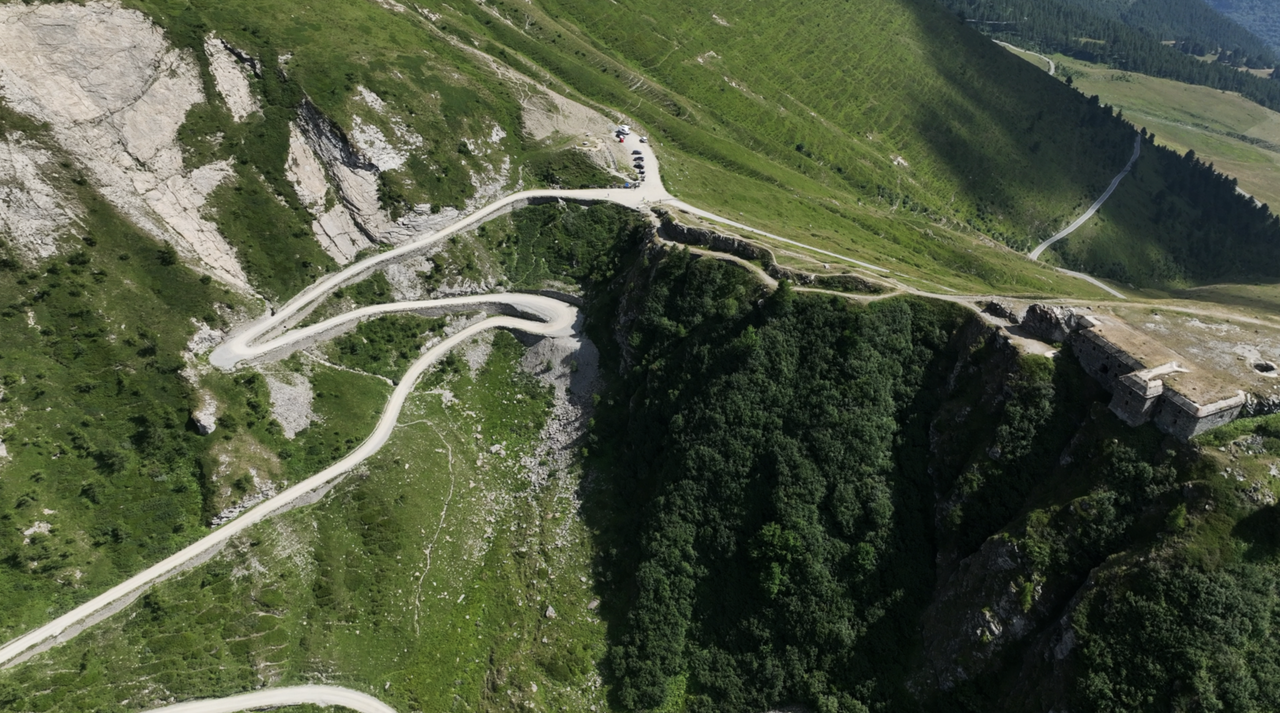 Blick auf die Passhöhe und die Festung des Colle delle Finestre. Hier ist der Wechsel von Schotter zu Asphalt.