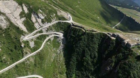 Blick auf die Passhöhe und die Festung des Colle delle Finestre. Hier ist der Wechsel von Schotter zu Asphalt.