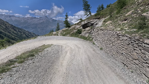 Colle delle Finestre, Ostrampe – eine der 17 geschotterten Kurven und Kehren.