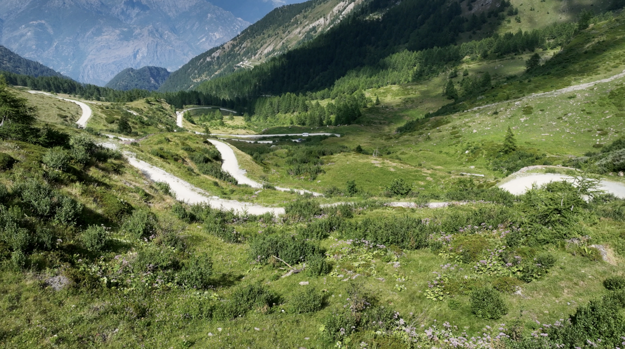 Die Schotterstrecke des Colle dell Finestre beginnt auf der Passhöhe und führt Richtung Susa.