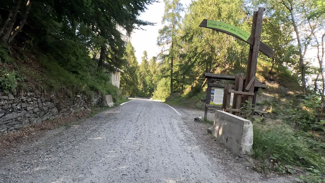 Auf der Hälfte der Strecke der Ostrampe des Colle delle Finestre wechselt der Belag von Schotter auf Asphalt.