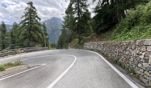 Die Kurven des "Kleinen Sankt Bernhard" sind ausladend und breit, also zügig zu fahren.