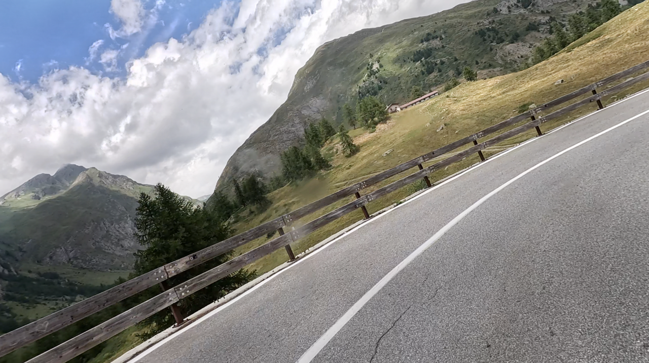 Etwa 30 Kurven bestimmen die Strecke der Nordrampe zwischen dem Talort La Thuile und der Passhöhe.
