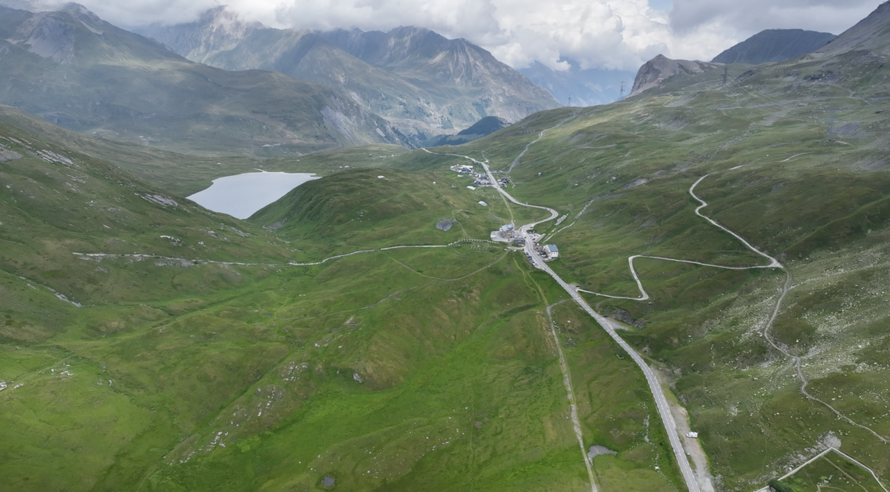 Blick auf die gesamte Passhöhe des "kleinen Sankt Bernhard" Richtung Norden.