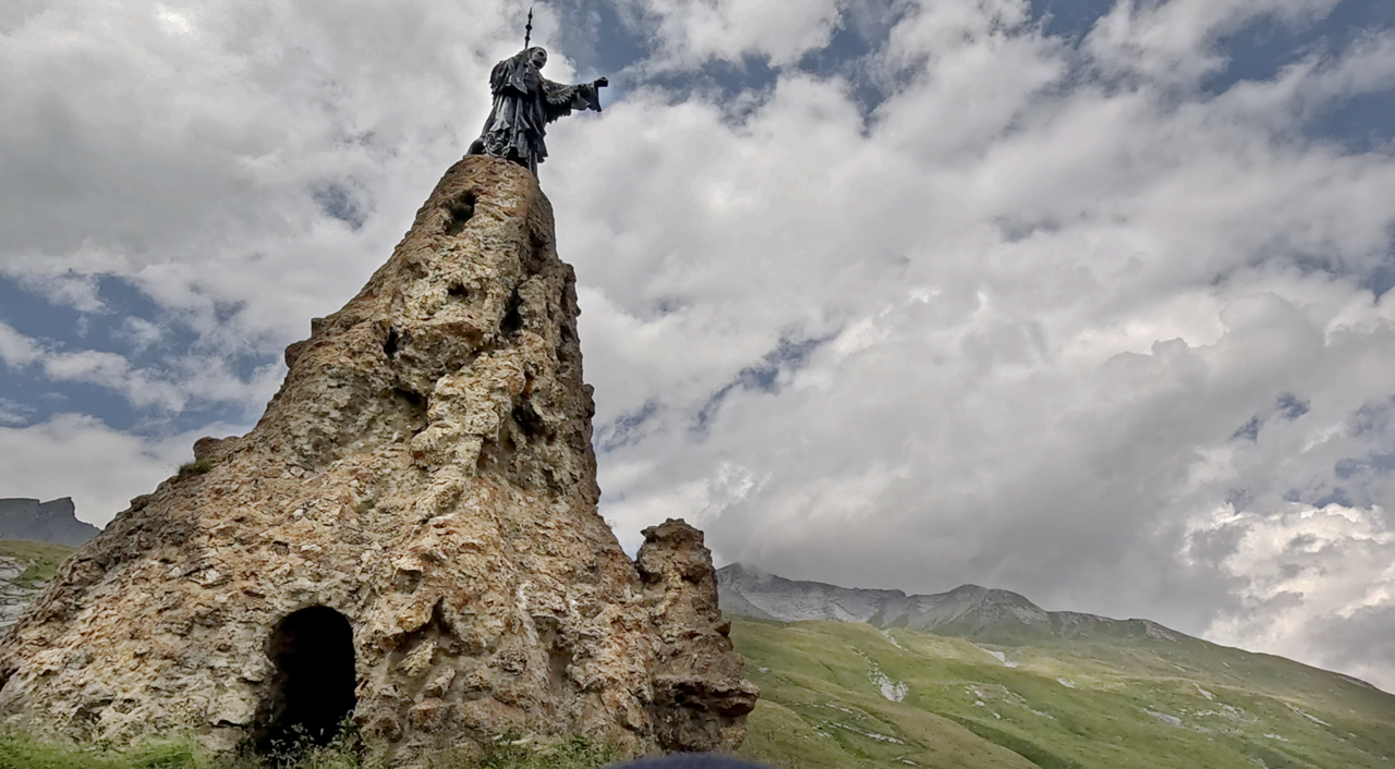 Die Statue des Heiligen "Bernhard von Menthon". Aufgestellt zu Anfang des 20. Jahrhunderts. Zuvor stand hier eine Römerstatue.