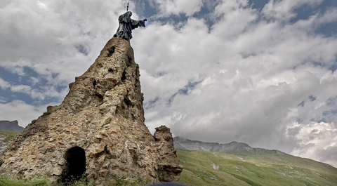 Die Statue des Heiligen "Bernhard von Menthon". Aufgestellt zu Anfang des 20. Jahrhunderts. Zuvor stand hier eine Römerstatue.