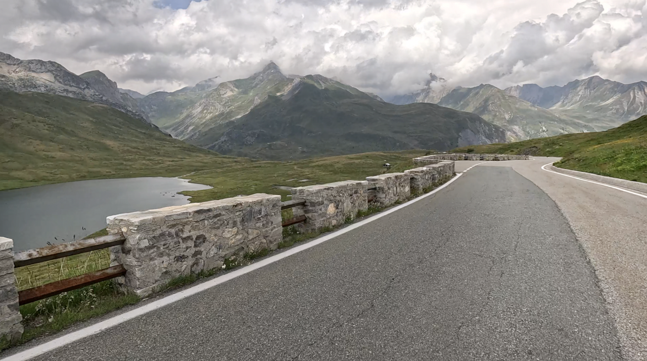 Die Nordrampe des "Kleinen Sankt Bernhard", mit Blick auf den Lago Verney.