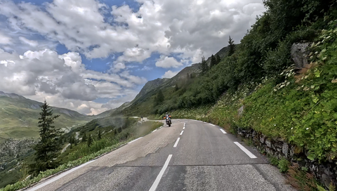 Auf der französischen Seite, der Südrampe, gibt es zu lediglich zu Beginn der Strecke einige Kurven. Danach lässt sich zügig fahren.