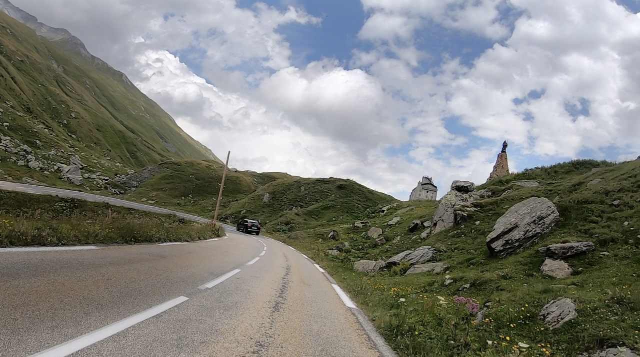 Die Südrampe des "kleinen Sankt Bernhard": in wunderschöne Landschaft eingebettet.