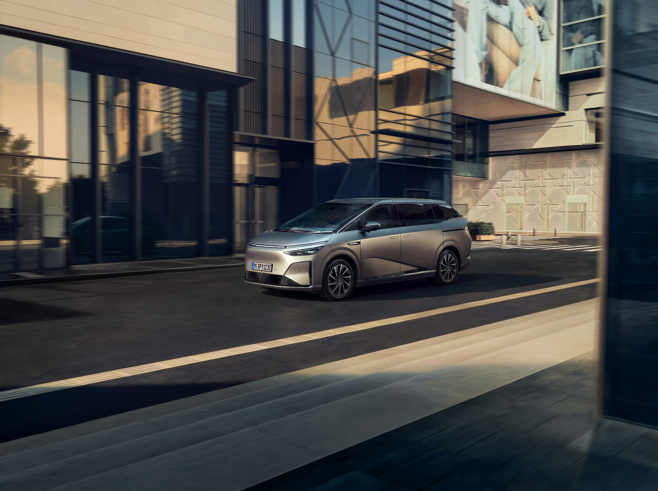 Luxuriöses Raumwunder startet in Deutschland: Neuer XPENG X9 ist ab sofort zu Preisen ab 77.600 Euro bestellbar.